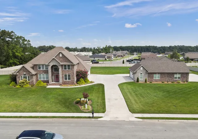 Photo 1 of Single family home for sale at 422 Heritage Cir, Manchester, TN 37355 | MLS# 2976019 | Listing updated on 2026-07-14