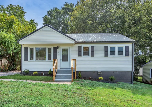Photo 2 of Single family home for sale at 1923 Overton Dr, Columbia, TN 38401 | MLS# 2976008 | Listing updated on 2025-11-24