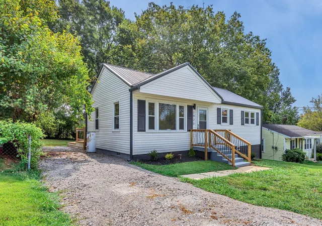 Photo 2 of Single family home for sale at 1923 Overton Dr, Columbia, TN 38401 | MLS# 2976008 | Listing updated on 2025-11-24