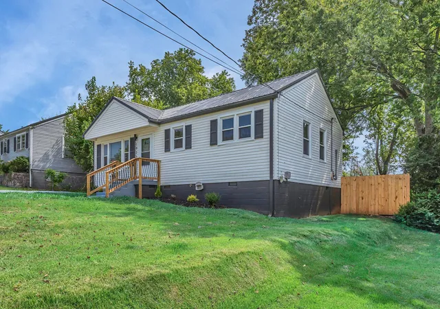 Photo 3 of Single family home for sale at 1923 Overton Dr, Columbia, TN 38401 | MLS# 2976008 | Listing updated on 2025-11-24
