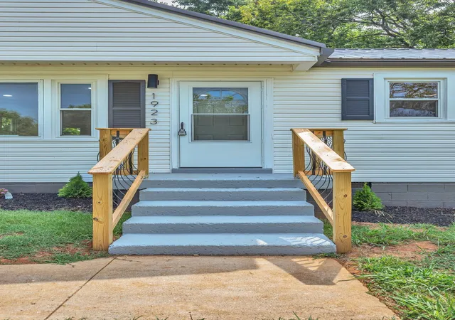 Photo 4 of Single family home for sale at 1923 Overton Dr, Columbia, TN 38401 | MLS# 2976008 | Listing updated on 2025-11-24