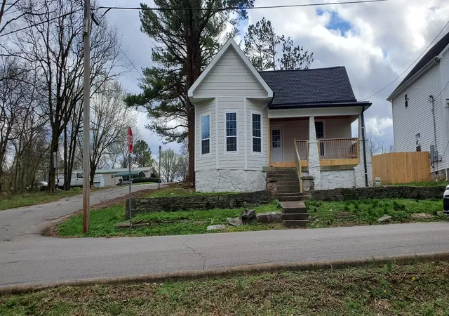 Photo 1 of Single family home for sale at 414 Washington St, Columbia, TN 38401 | MLS# 3046117 | Listing updated on 2026-06-30