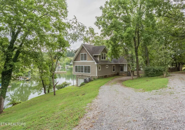 Photo 3 of Single family home for sale at 4193 Parris Dr, Lenoir City, TN 37772 | MLS# 3039413 | Listing updated on 2026-08-28