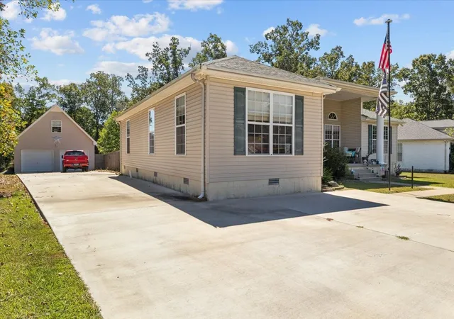 Homes for sale in Waverly, TN | 380 Station Dr, Waverly, TN 37185 | MLS# 2985458