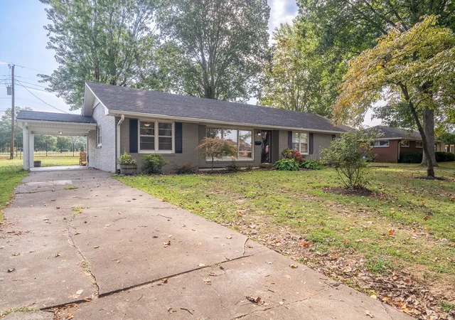 2nd image of 1216 Poplar Dr, Lawrenceburg, TN 38464 | MLS# 2989054