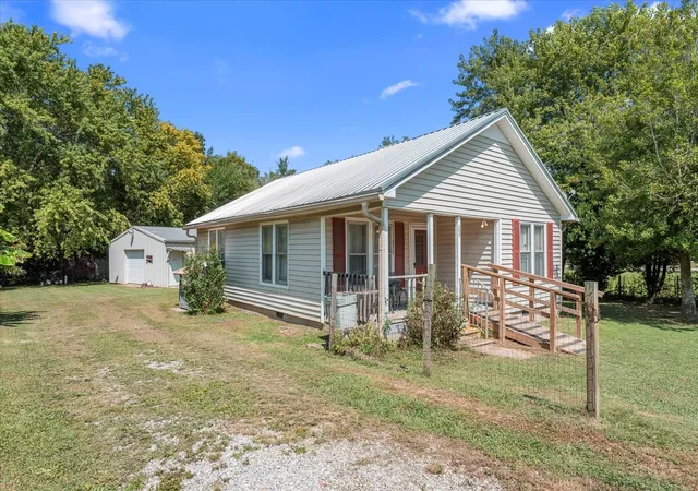 Photo 2 of Single family home for sale at 412 E College St, Summertown, TN 38483 | MLS# 2990759 | Listing updated on 2025-12-07