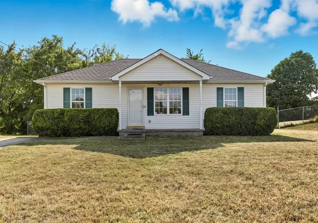 Photo 2 of Single family home for sale at 1002 Winesap Rd, Clarksville, TN 37040 | MLS# 2992310 | Listing updated on 2026-01-28