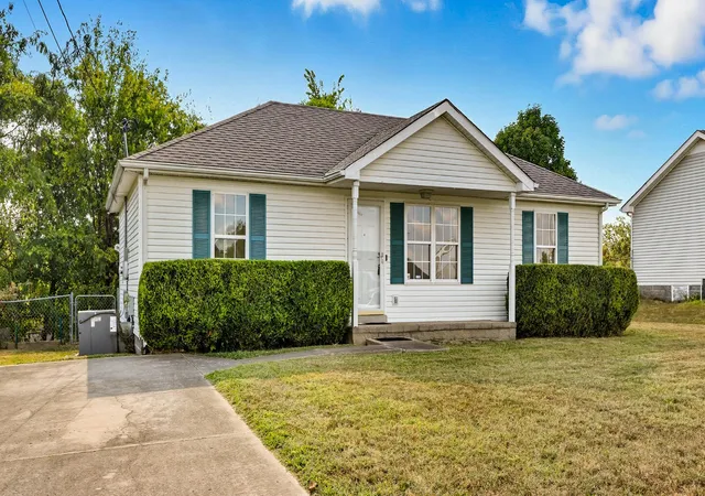 Photo 4 of Single family home for sale at 1002 Winesap Rd, Clarksville, TN 37040 | MLS# 2992310 | Listing updated on 2026-01-28