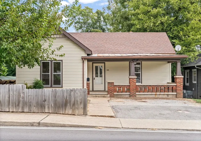 Photo 3 of Single family home for sale at 925 Crossland Ave, Clarksville, TN 37040 | MLS# 3529588 | Listing updated on 2026-09-01
