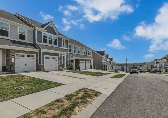Photo 2 of Townhouse for sale at 1046 Mountain View Dr, Thompson's Station, TN 37179 | MLS# 2996495 | Listing updated on 2025-09-26