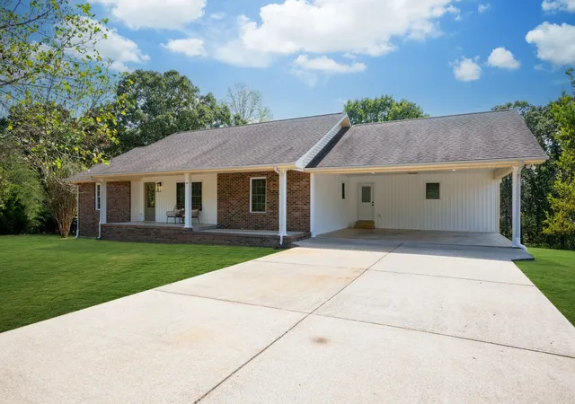 Photo 1 of Single family home for sale at 220 Wolfe Blvd, Erin, TN 37061 | MLS# 3002792 | Listing updated on 2025-10-24