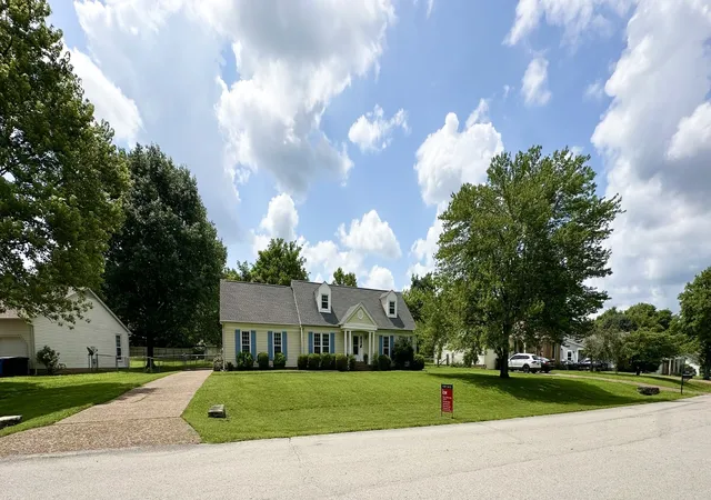 Photo 2 of Single family home for sale at 512 Riverview Dr, Franklin, TN 37064 | MLS# 2996042 | Listing updated on 2026-01-15