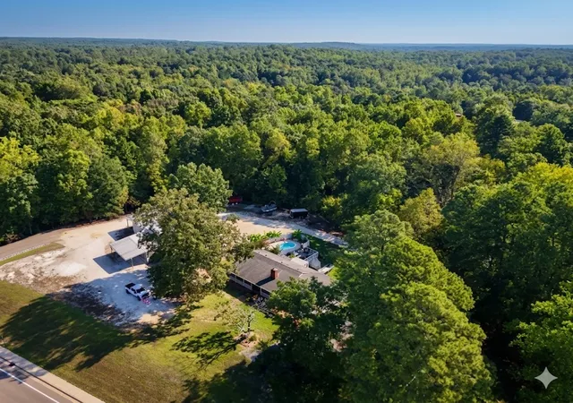 Photo 4 of Single family home for sale at 1870 N Market St, Paris, TN 38242 | MLS# 3000037 | Listing updated on 2026-10-05