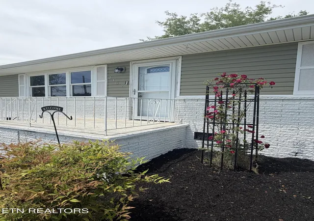 Homes for sale in Knoxville, TN | 2107 Tipton Station Rd, Knoxville, TN 37920 | MLS# 3168349