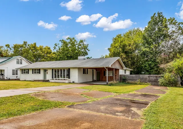 Homes for sale in Hohenwald, TN | 20 S Walnut St, Hohenwald, TN 38462 | MLS# 3000490