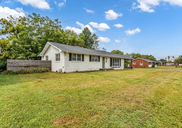 Homes for sale in Hohenwald, TN | 20 S Walnut St, Hohenwald, TN 38462 | MLS# 3000490