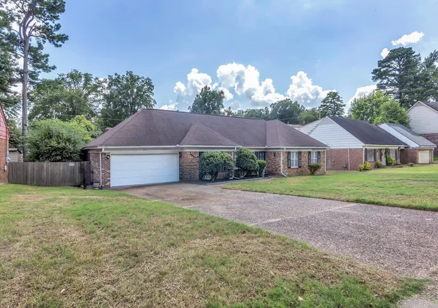Photo 2 of Sale Pending at 4831 Yale Rd, Memphis, TN 38128 | MLS# 3007845 | Listing updated on 2025-10-09