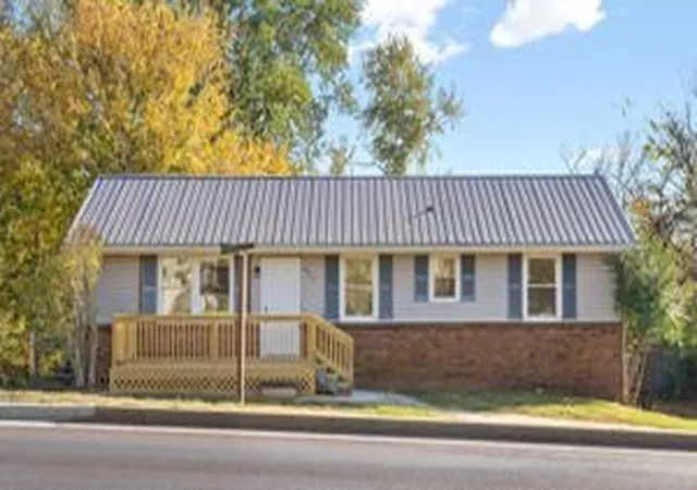 2nd image of 835 Peachers Mill Rd, Clarksville, TN 37042 | MLS# 3006246
