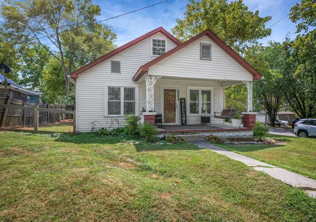 2nd image of 909 W 1st St, Dickson, TN 37055 | MLS# 3003722