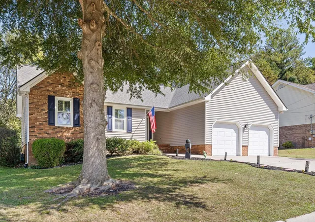 Photo 2 of Single family home for sale at 4504 Kings Lake Court, Chattanooga, TN 37416 | MLS# 3007685 | Listing updated on 2026-03-28