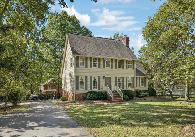 Photo 1 of Single family home for sale at 2500 Country Club Ln, Columbia, TN 38401 | MLS# 3009113 | Listing updated on 2025-11-22
