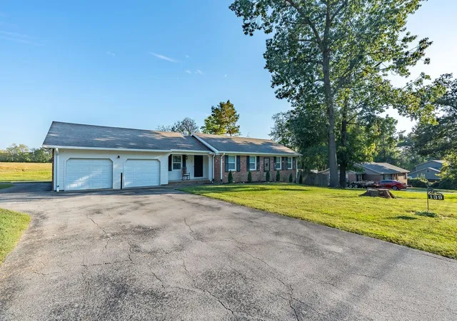 2nd image of 139 S Sunset Cir, Hopkinsville, KY 42240 | MLS# 3013464
