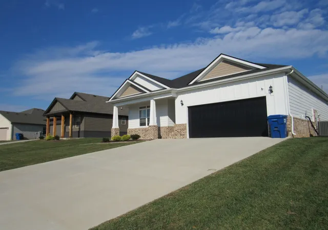 Photo 2 of Single family home for sale at 321 Frontier Dr, Clarksville, TN 37043 | MLS# 3015275 | Listing updated on 2026-09-06