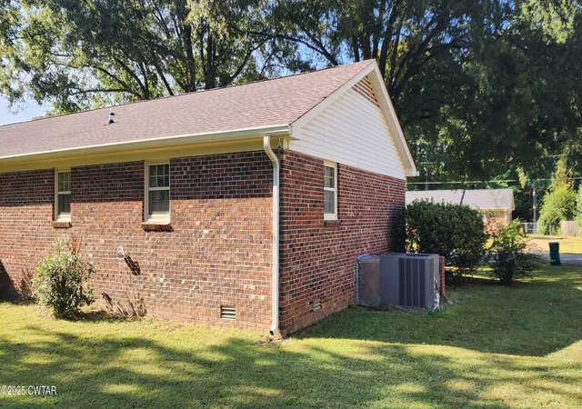 Photo 3 of Single family home for sale at 76 Moorewood Dr, Jackson, TN 38305 | MLS# 3015586 | Listing updated on 2025-10-30