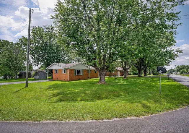 Photo 2 of Single family home for sale at 822 Luttrell Ave, Smithville, TN 37166 | MLS# 3017201 | Listing updated on 2025-11-24