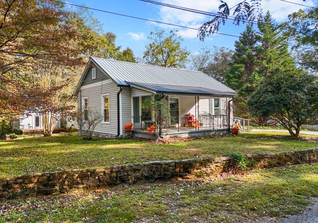 Photo 2 of Single family home for sale at 5704 Pumpkin Pie Lane, Chattanooga, TN 37409 | MLS# 3033211 | Listing updated on 2026-01-12
