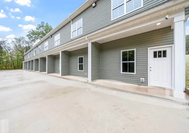 Listing Photo 2 - Condo for sale in building located at 329 Cedar Ct, Clarksville, TN 37042