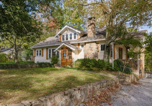 Homes for sale in Lookout Mountain, TN | 117 S Bragg Avenue, Lookout Mountain, TN 37350 | MLS# 3034899