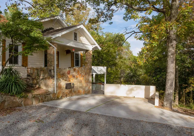 Homes for sale in Lookout Mountain, TN | 117 S Bragg Avenue, Lookout Mountain, TN 37350 | MLS# 3034899