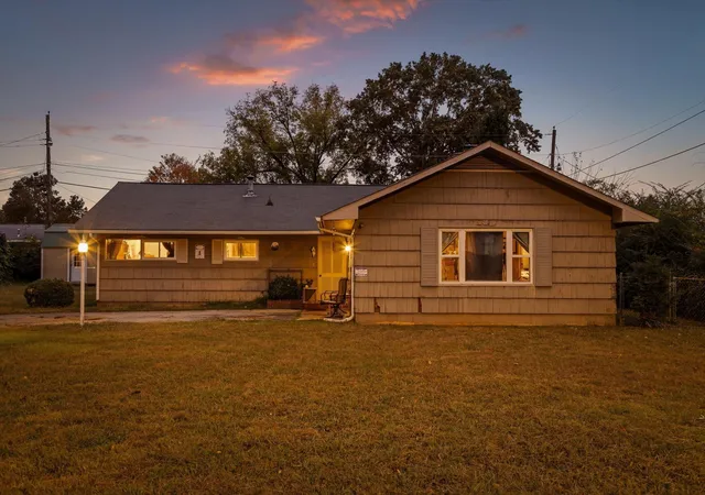 Photo 2 of Single family home for sale at 4433 Live Oak Ln, Chattanooga, TN 37411 | MLS# 3037493 | Listing updated on 2026-05-04