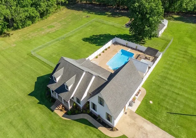 Homes for sale in Savannah, TN | 145 Tom Way, Savannah, TN 38372 | MLS# 3041371