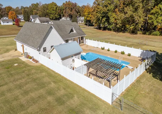 Homes for sale in Savannah, TN | 145 Tom Way, Savannah, TN 38372 | MLS# 3041371