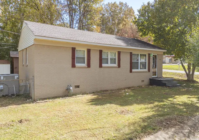 Photo 1 of Single family home for sale at 285 Thomas St, Savannah, TN 38372 | MLS# 3042289 | Listing updated on 2026-02-02