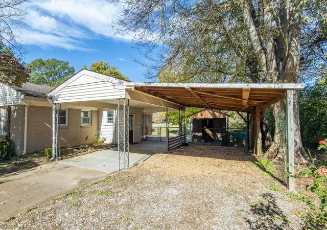 Photo 3 of Single family home for sale at 285 Thomas St, Savannah, TN 38372 | MLS# 3042289 | Listing updated on 2026-02-02