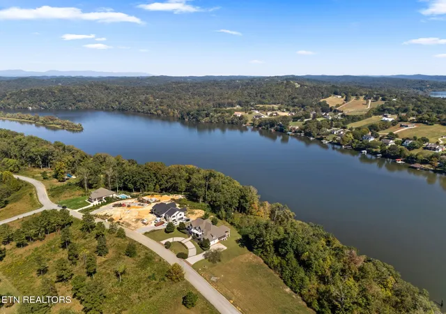Photo 3 of Mansion for sale at 910 Eagle Nest Dr, Loudon, TN 37774 | MLS# 3544530 | Listing updated on 2026-10-19