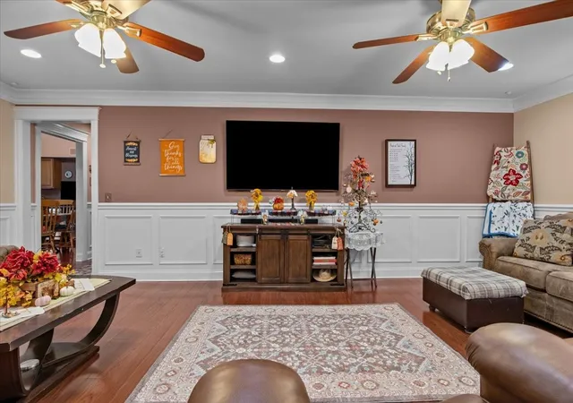 Photo 3 of Single family home for sale at 307 Crestview Dr, Dickson, TN 37055 | MLS# 3057840 | Listing updated on 2026-10-04