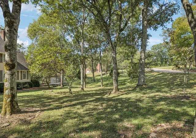 Photo 2 of Single family home for sale at 2500 Country Clb Ln, Columbia, TN 38401 | MLS# 3059410 | Listing updated on 2026-01-12