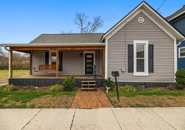 Photo 2 of Single family home for sale at 106 East 9th St, Columbia, TN 38401 | MLS# 3061976 | Listing updated on 2026-01-11