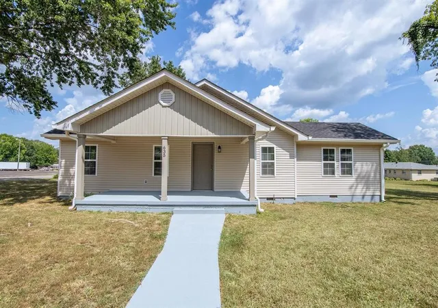 Photo 1 of Single family home for sale at 635 Harbert Dr, Savannah, TN 38372 | MLS# 3060001 | Listing updated on 2025-12-09