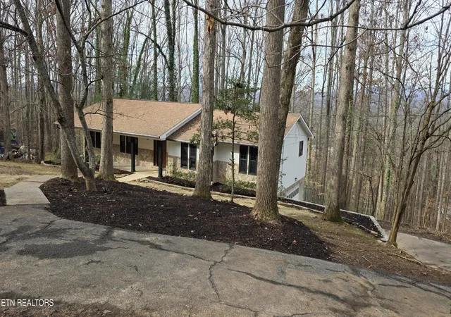 2nd image of 1135 W Outer Dr, Oak Ridge, TN 37830 | MLS# 3234252
