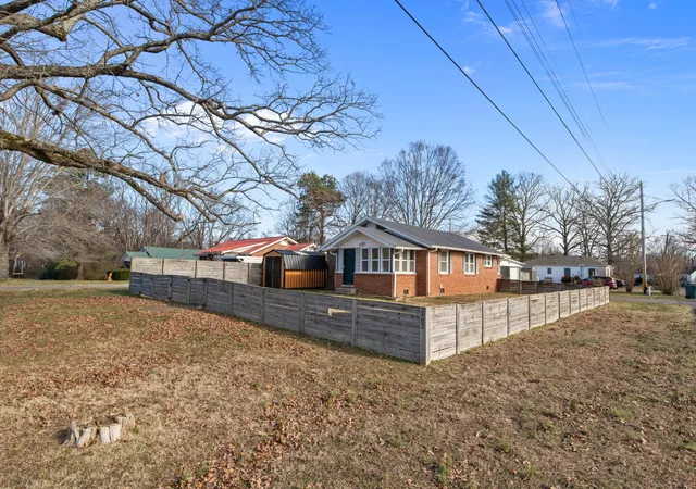 3rd image of 202 Parkway W, Dickson, TN 37055 | MLS# 3067333
