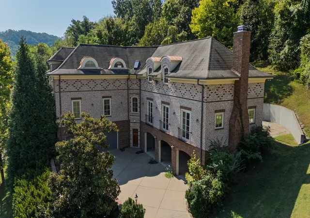 Photo 3 of Single family home for sale at 774 Saussy Pl, Nashville, TN 37205 | MLS# 3596566 | Listing updated on 2026-09-21
