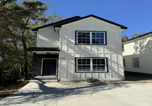 Photo 1 of Single family home for sale at 954 Greenwood Ave, Clarksville, TN 37040 | MLS# 3070831 | Listing updated on 2026-05-05