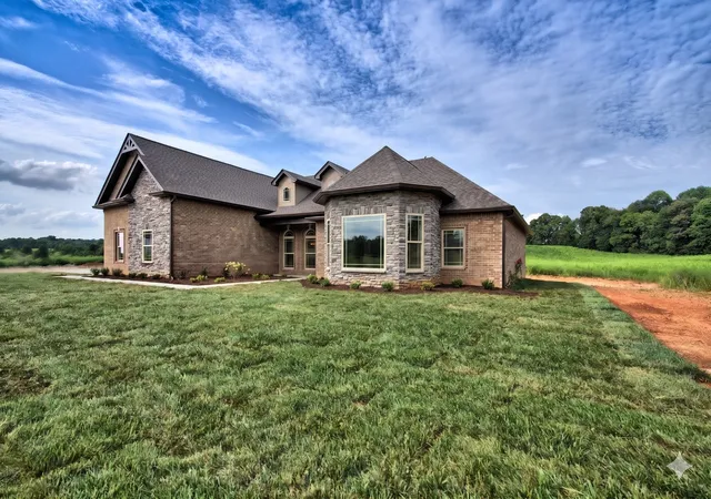 Photo 2 of Sale Pending at 871 Shady Blf Trl, Clarksville, TN 37043 | MLS# 3071322 | Listing updated on 2026-06-30