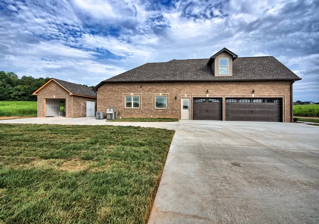 Photo 3 of Sale Pending at 871 Shady Blf Trl, Clarksville, TN 37043 | MLS# 3071322 | Listing updated on 2026-06-30