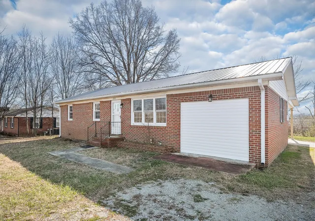 Photo 2 of Single family home for sale at 205 Couch St, Mc Minnville, TN 37110 | MLS# 3072402 | Listing updated on 2026-03-13